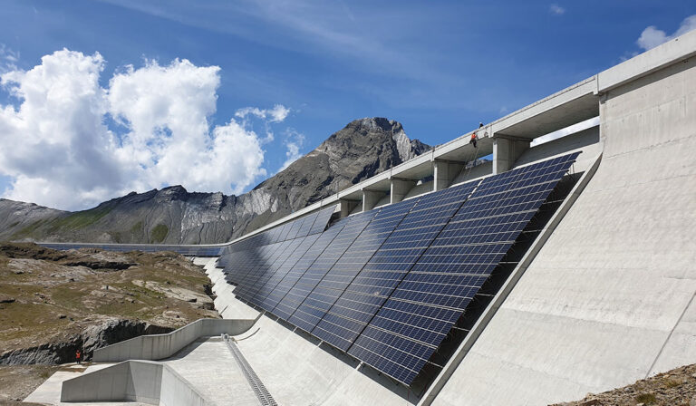 Il più grande impianto fotovoltaico alpino della Svizzera entra in piena attività