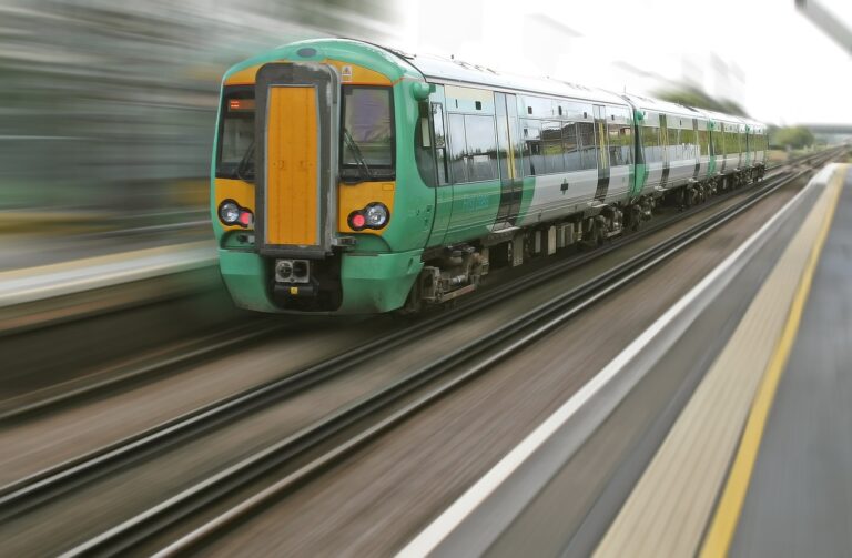 Il primo sistema fotovoltaico che viaggia come un treno, sui binari